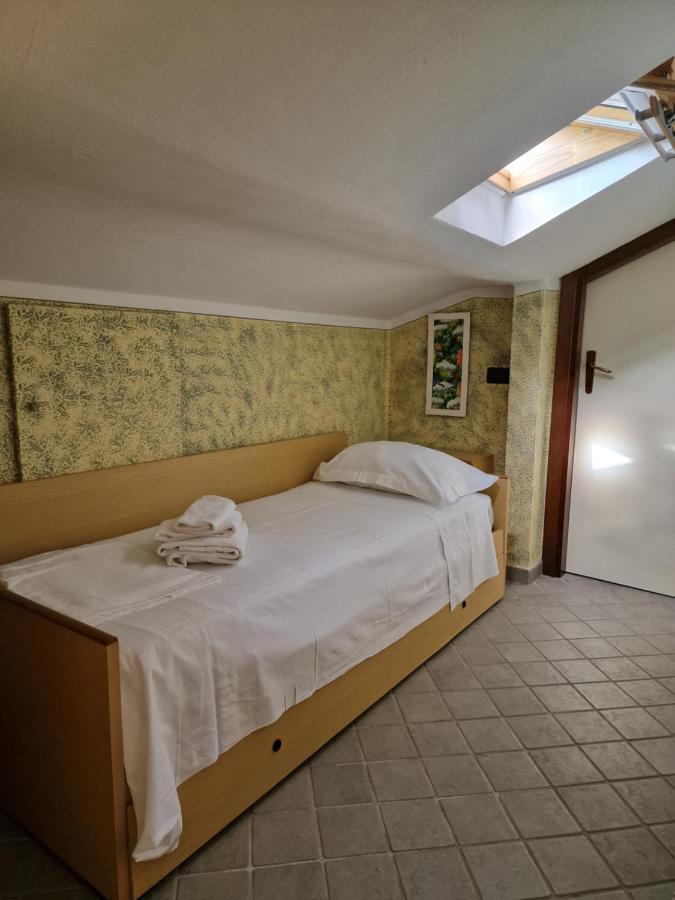 Casa Vittoria Sirmione Punta Gro Con Piscina Apartment Bagian luar foto