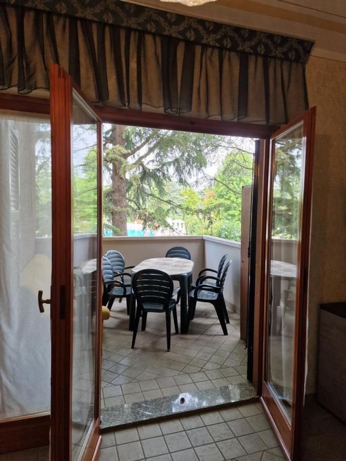 Casa Vittoria Sirmione Punta Gro Con Piscina Apartment Bagian luar foto