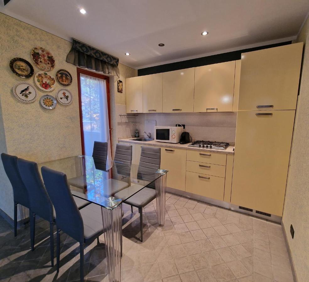 Casa Vittoria Sirmione Punta Gro Con Piscina Apartment Bagian luar foto