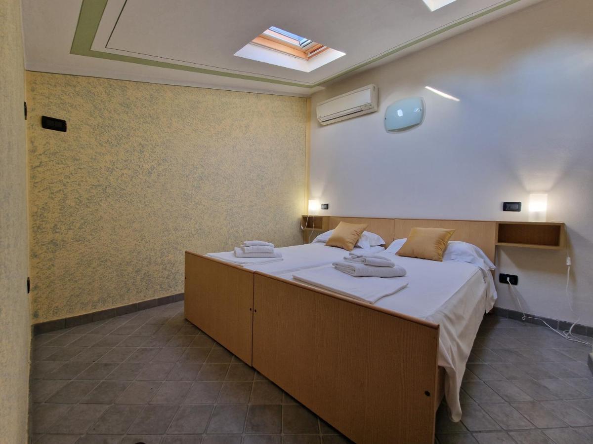 Casa Vittoria Sirmione Punta Gro Con Piscina Apartment Bagian luar foto