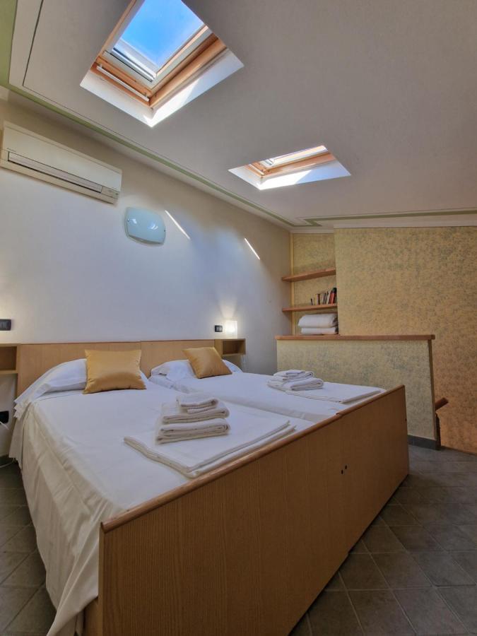 Casa Vittoria Sirmione Punta Gro Con Piscina Apartment Bagian luar foto